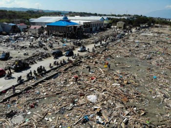 إندونيسيا تطلب مساعدات دولية لمواجهة آثار تسونامي