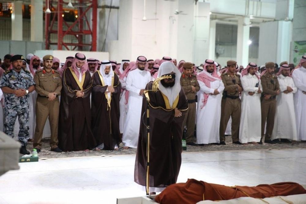 نائب أمير مكة يؤدي صلاة الميت على الأميرة نورة