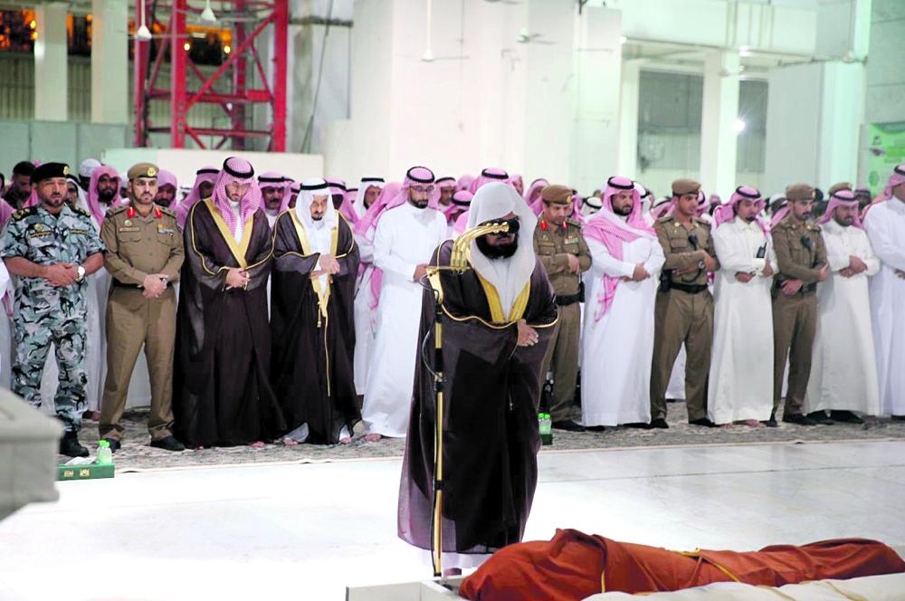 نائب أمير مكة يؤدي صلاة الميت على الأميرة نورة