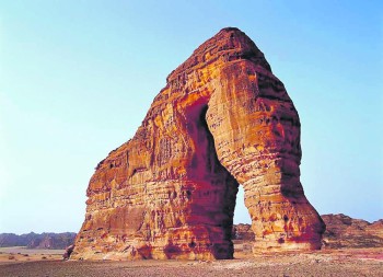 «جبل الفيل».. معلم سياحي يرفد العلا بالزوار