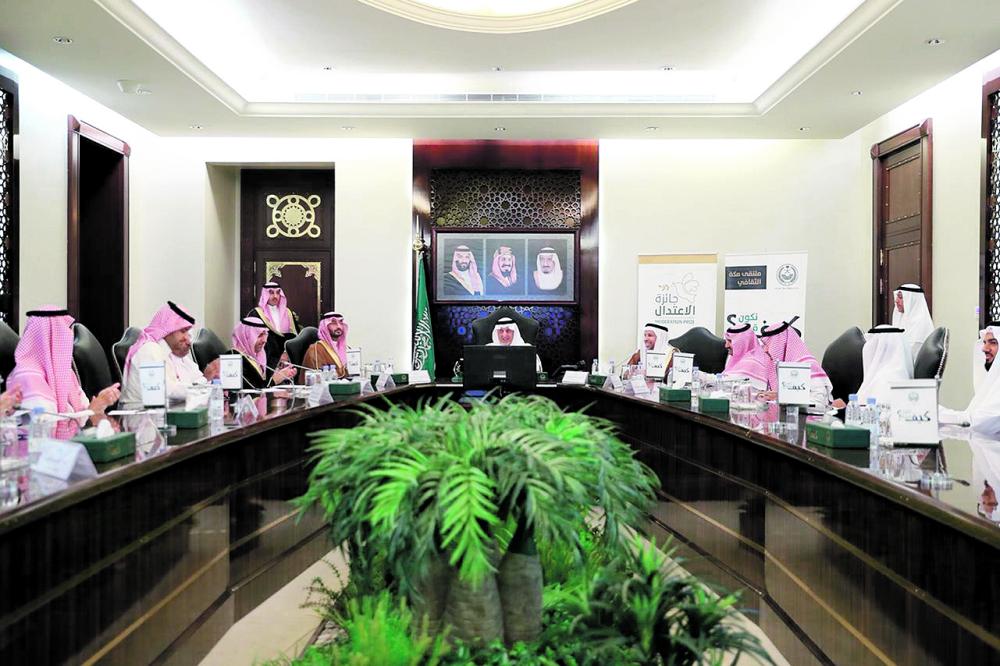 أمير مكة يتوج أمين «الرابطة» بشخصية «الاعتدال»