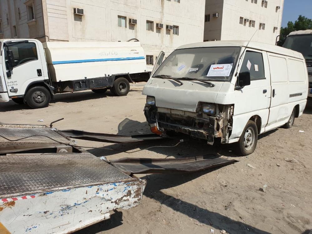 رفع السيارات التالفة والأنقاض من وسط الدمام 