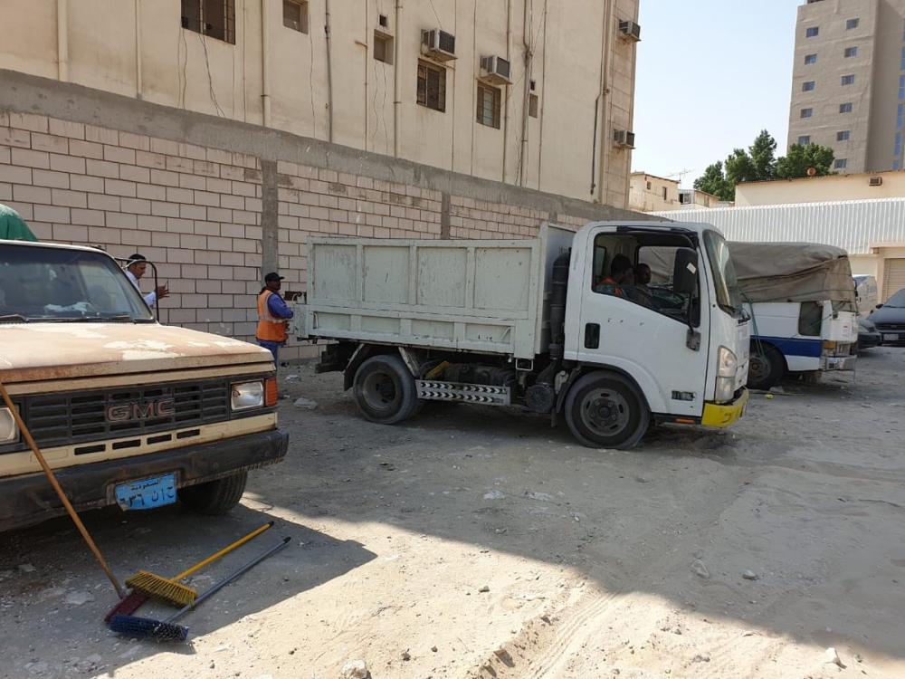 رفع السيارات التالفة والأنقاض من وسط الدمام 