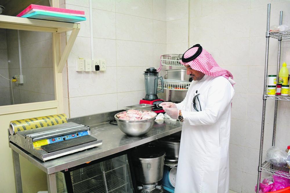 زيارة 400 محل غذائي بالقطيف خلال أسبوع