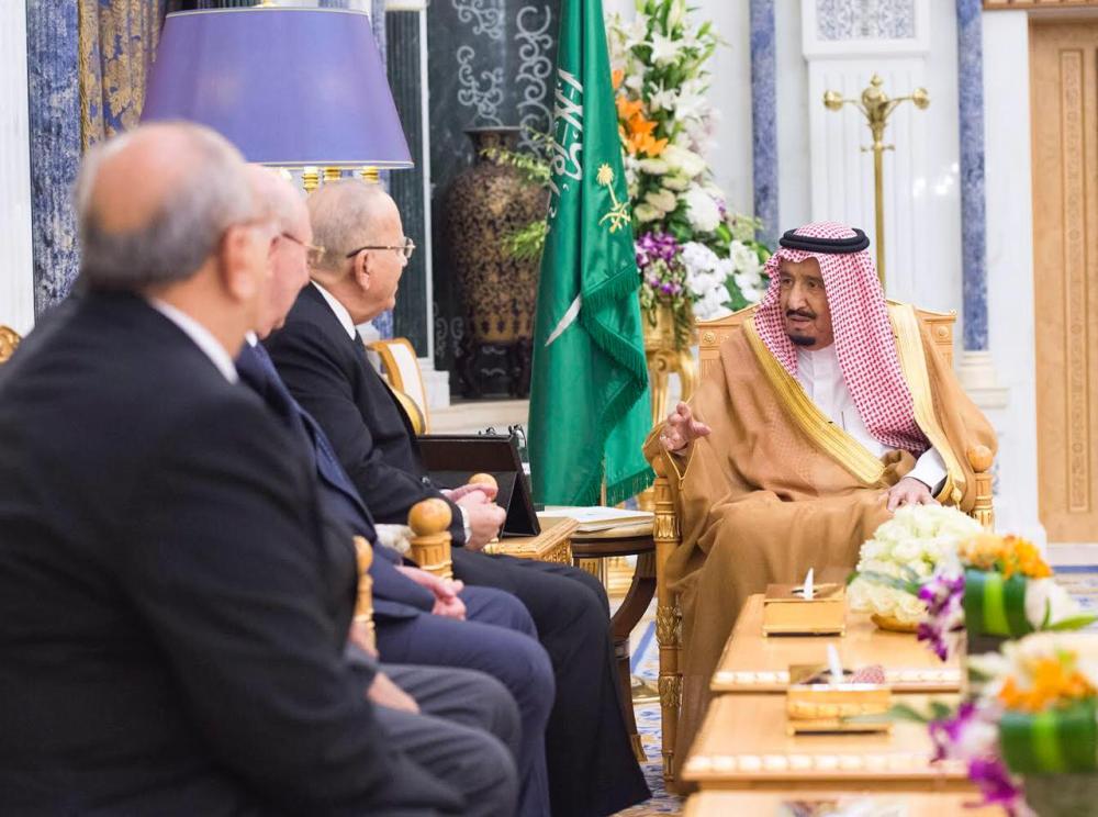 الملك يستعرض التعاون الثنائى مع وزير العدل المصري