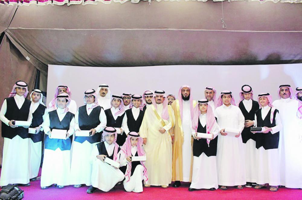 محافظ حفر الباطن يكرم المعلمين المتقاعدين