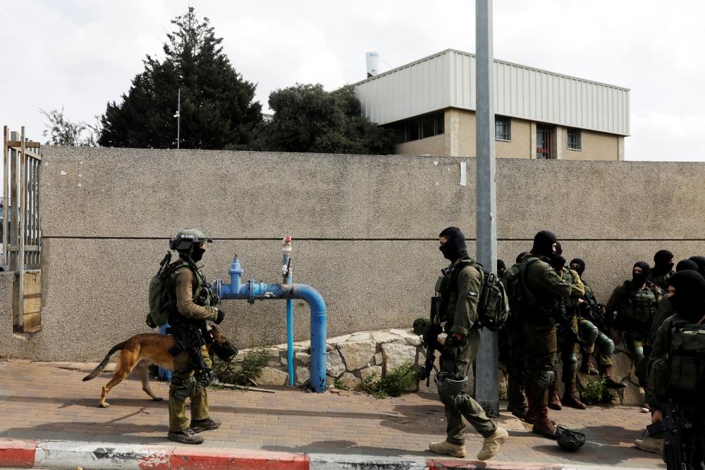قوات الاحتلال تعتقل فلسطينيين من بيت ليد
