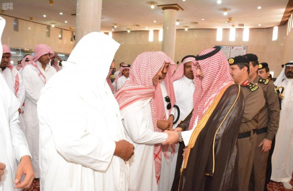 محافظ محايل ينقل تعازي القيادة لذوي الشهيد 