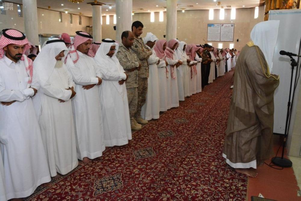 محافظ محايل ينقل تعازي القيادة لذوي الشهيد 