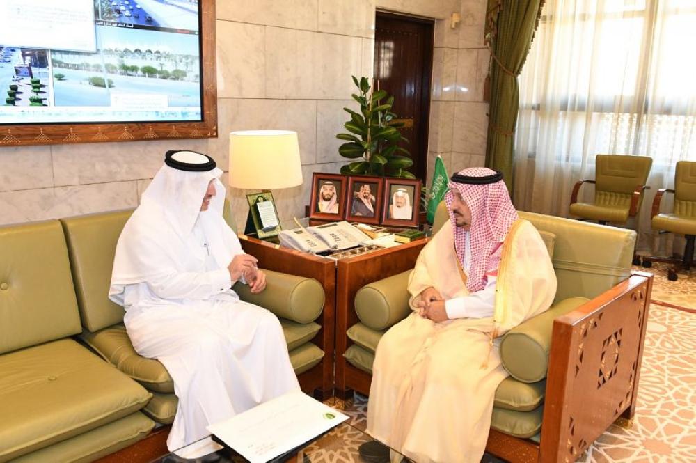أمير الرياض يطالع برامج 