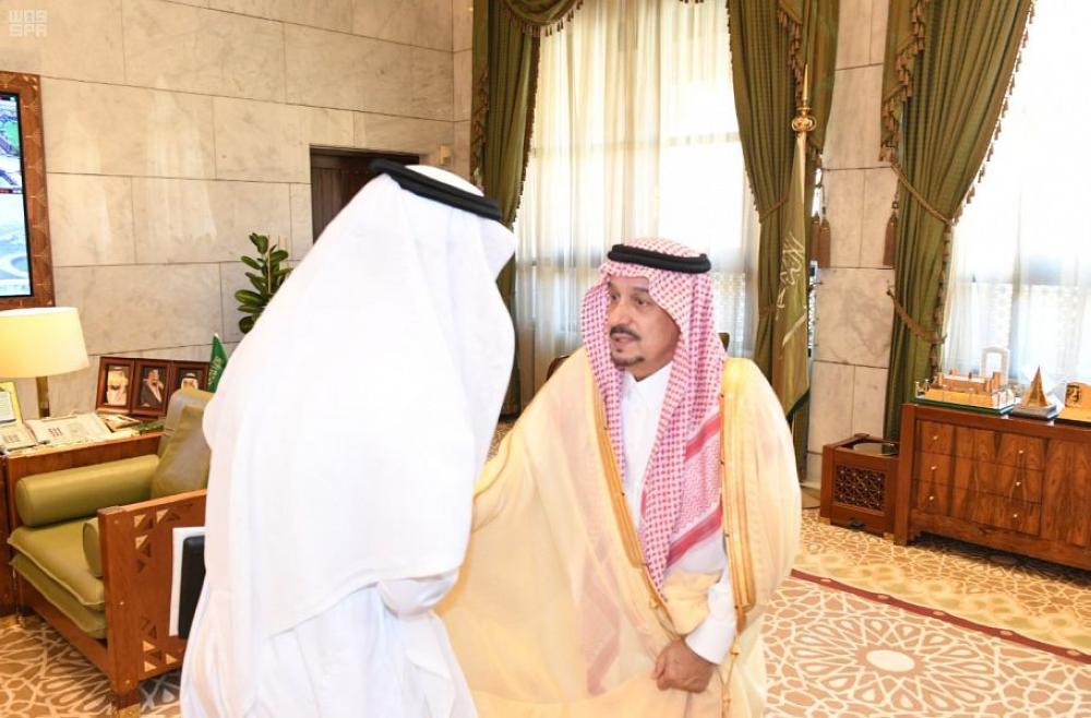 أمير الرياض يطالع برامج 