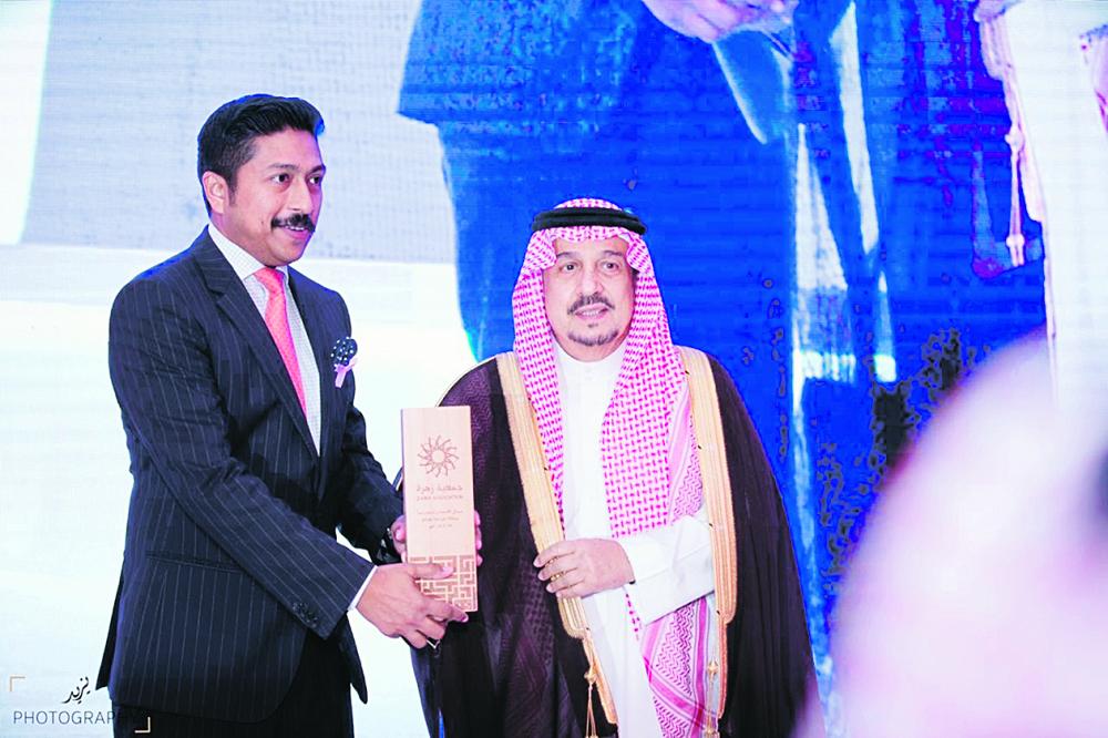 أمير الرياض يكرم «لولو» لدعمها جمعية «زهرة»