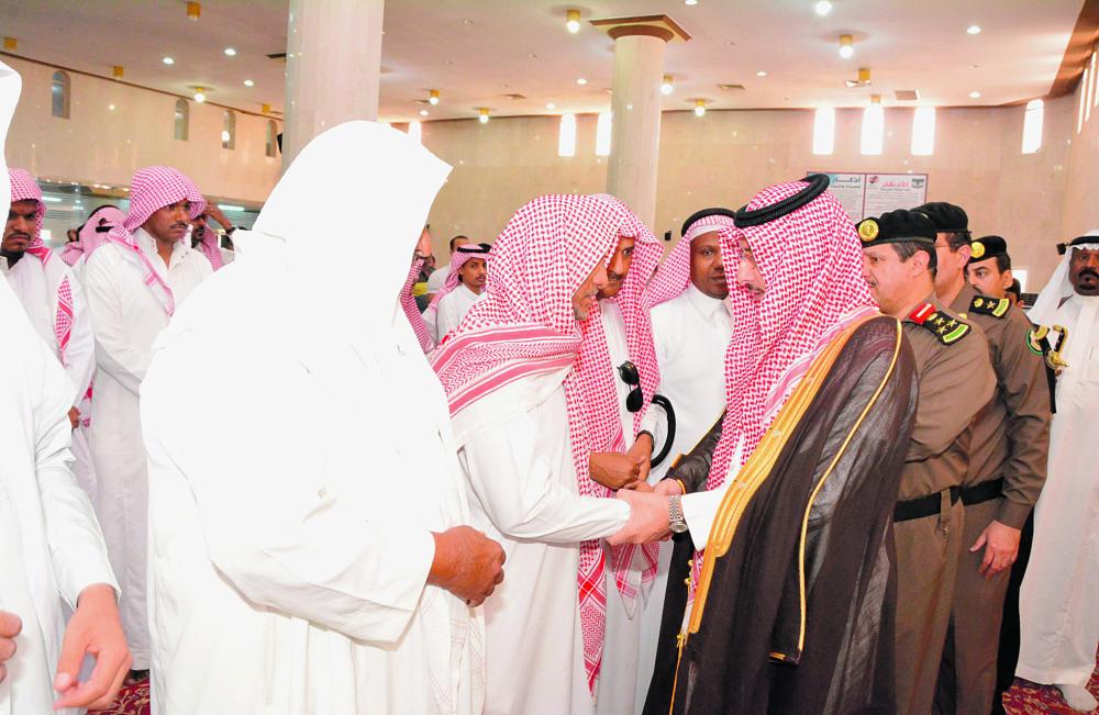 محافظ محايل ينقل تعازي القيادة لذوي الشهيد عسيري