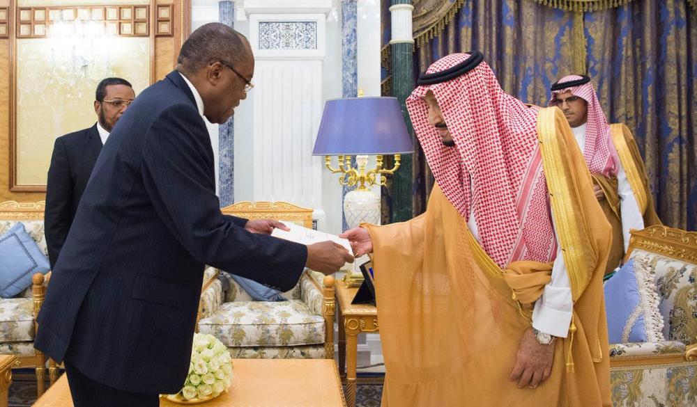 خادم الحرمين يتسلم رسالة خطية من رئيس أنغولا