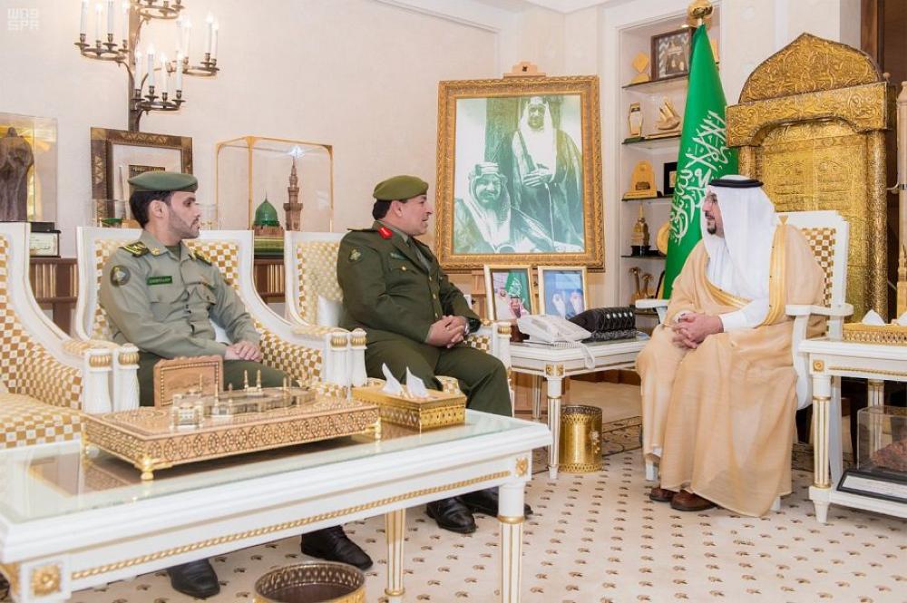 أمير القصيم يقلد مدير الجوازات رتبته الجديدة