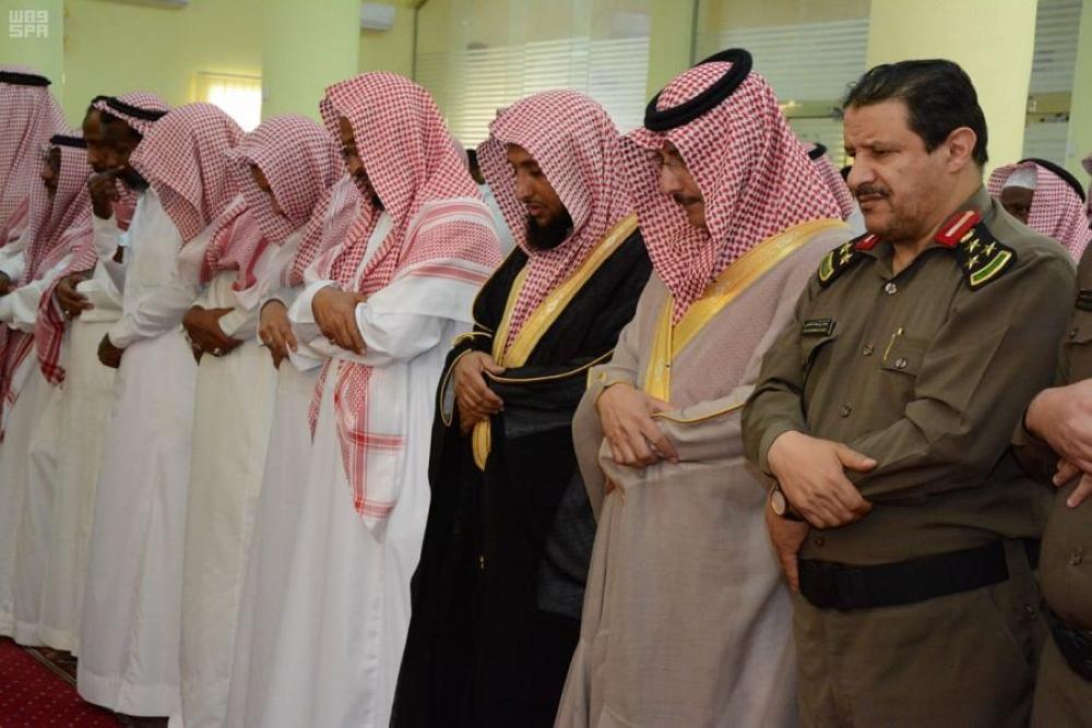 محافظ محايل يؤدي صلاة الميت على الشهيد 