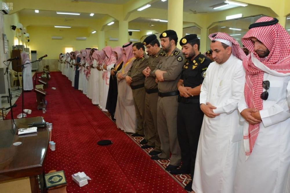 محافظ محايل يؤدي صلاة الميت على الشهيد 