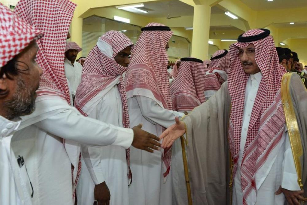 محافظ محايل يؤدي صلاة الميت على الشهيد 