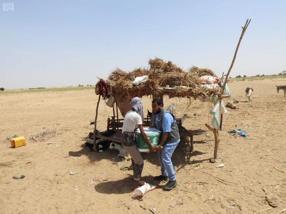 توزيع 75 طناً و50 خيمة بحجة اليمنية