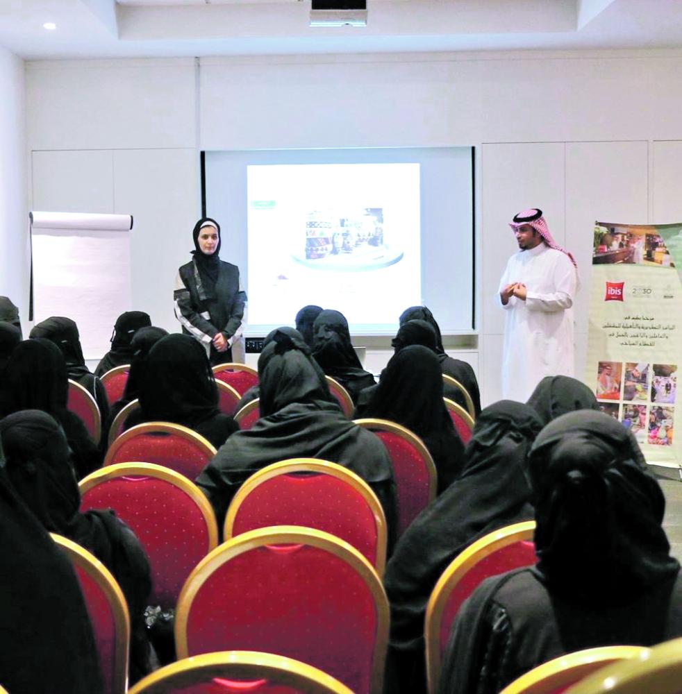 تطوير مهارات 40 بائعة منتجات سياحية بينبع