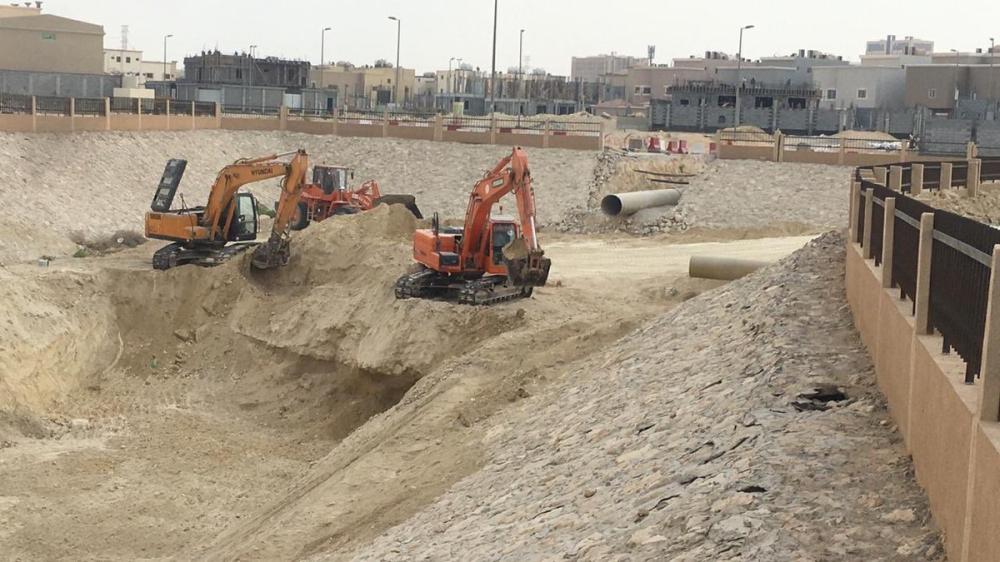 بالصور.. أعمال تعميق بحيرة التجميع بحي الفاخرية