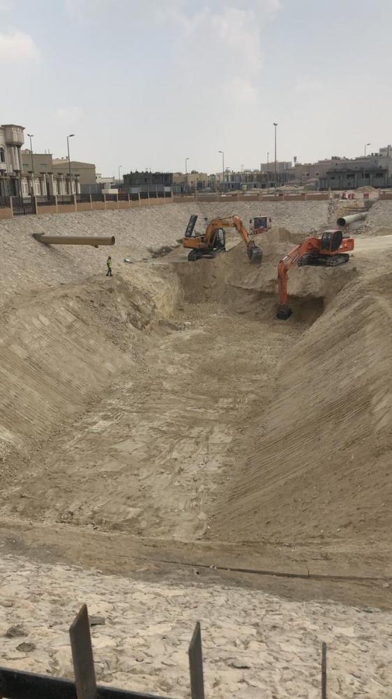 بالصور.. أعمال تعميق بحيرة التجميع بحي الفاخرية