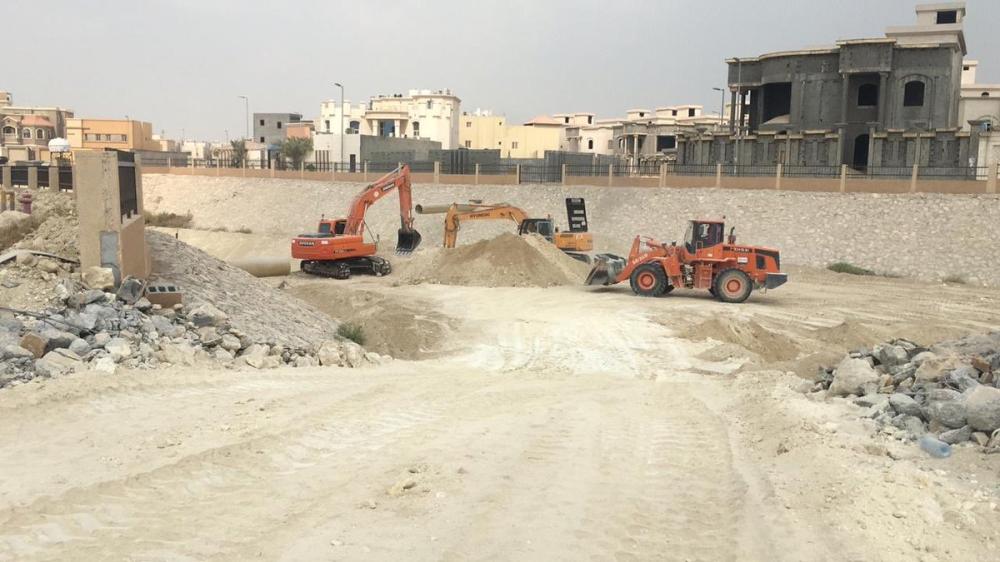 بالصور.. أعمال تعميق بحيرة التجميع بحي الفاخرية