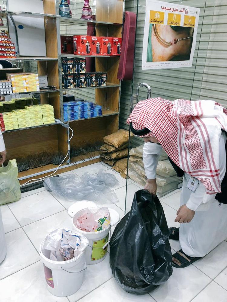 حفر الباطن.. ضبط 7 مخالفات فى محلات لبيع التبغ