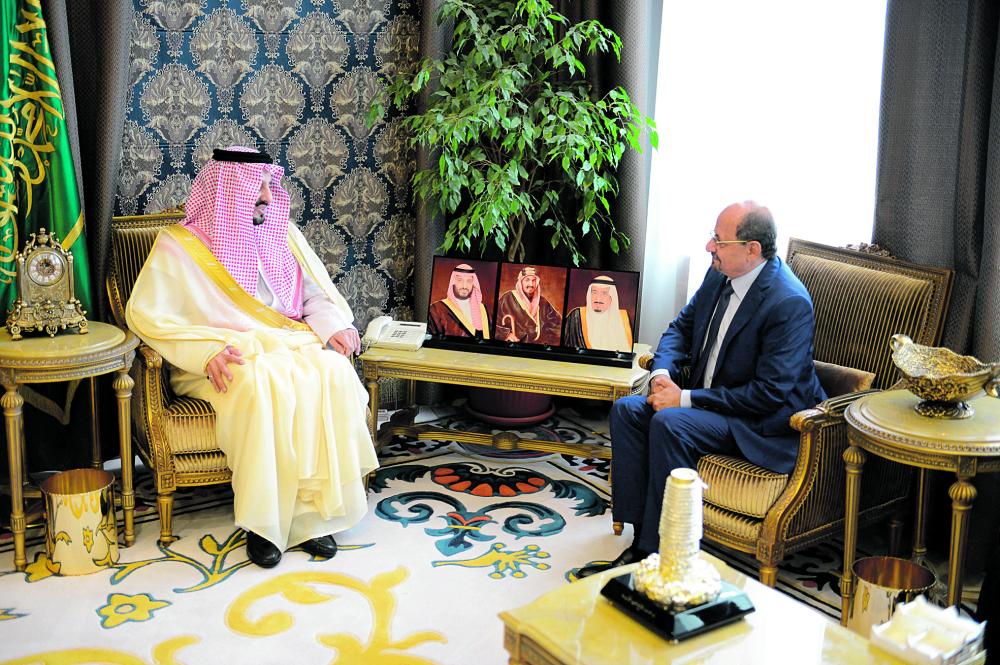 أمير عسير يستقبل السفير اليمني لدى المملكة