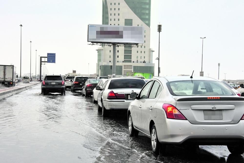 أمطار الشرقية الغزيرة تستنفر الجهات المعنية