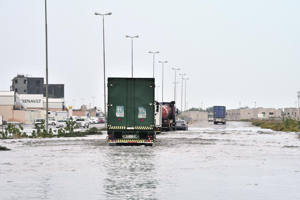 أمطار الشرقية الغزيرة تستنفر الجهات المعنية