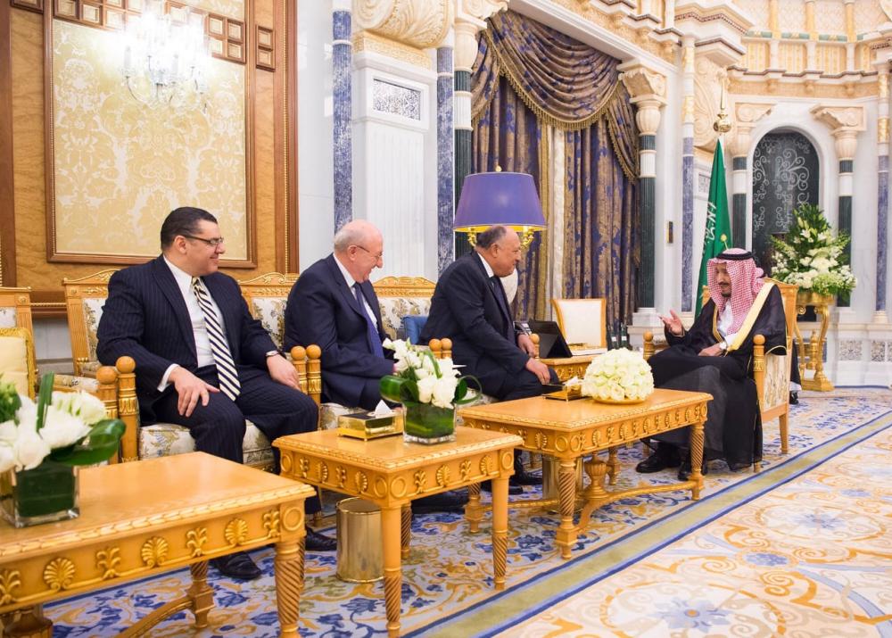 خادم الحرمين الشريفين يتسلم رسالة من الرئيس المصري