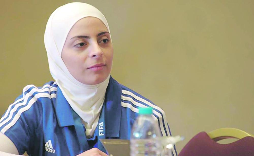 إعلاميات يترقبن إشارة دخولهن إلى الملاعب
