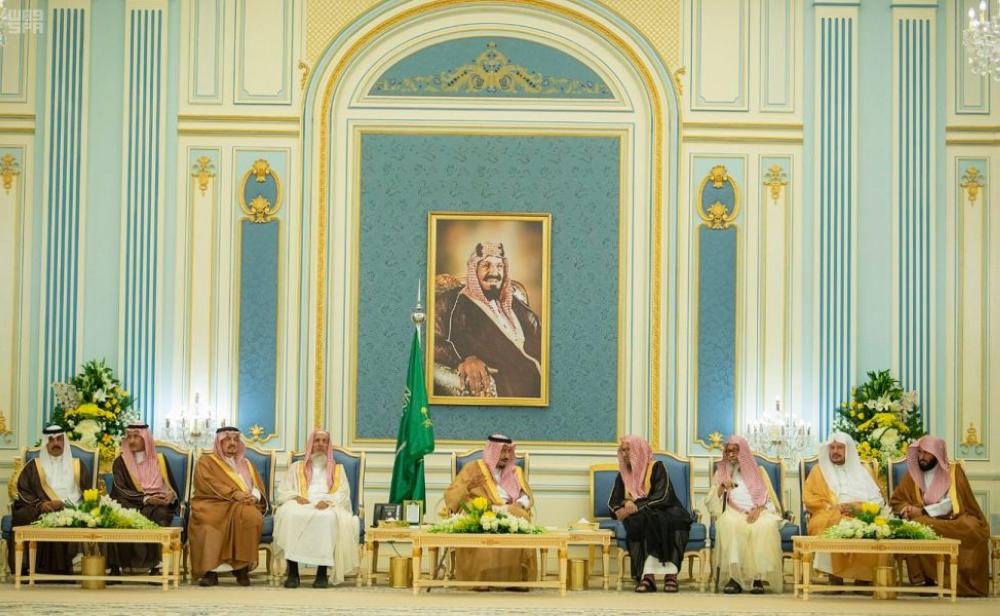 خادم الحرمين يستقبل الأمراء والعلماء وجمعاً من المواطنين