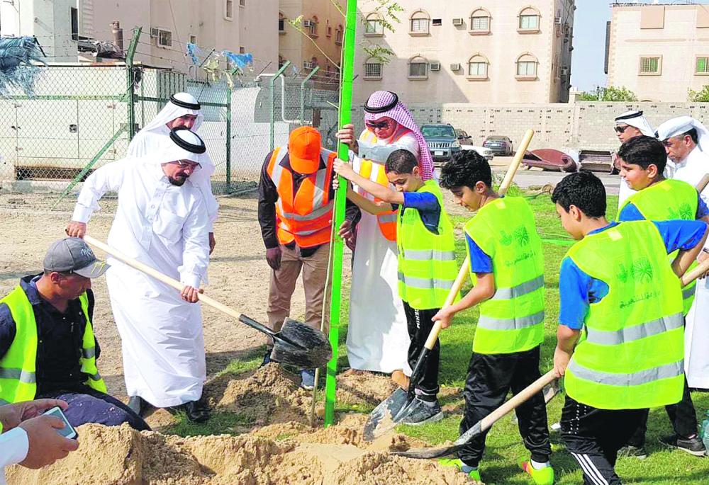 طلاب يشاركون في زراعة مدخل القديح الشمالي