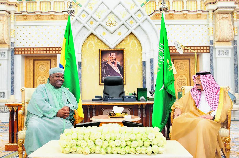 الملك يستعرض التعاون مع رئيس الجابون