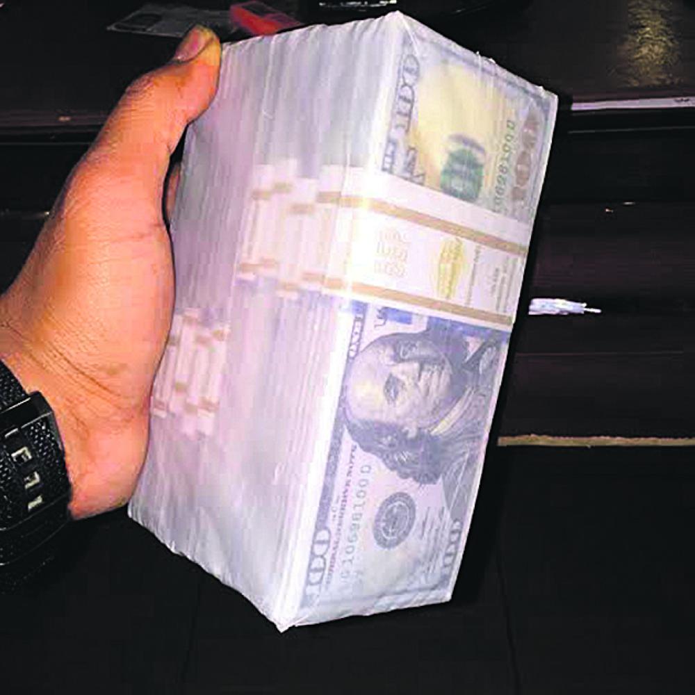 الإطاحة بـ5 أشخاص امتهنوا تزوير عملات بالدولار