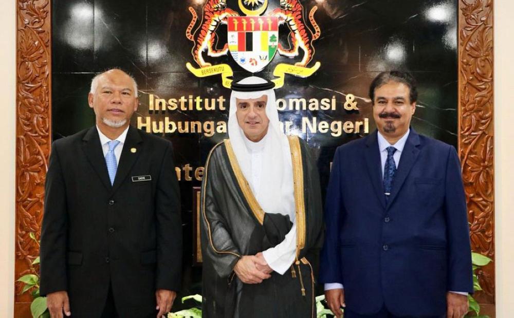 وزير الخارجية يزور معهد الدبلوماسية في كوالالمبور