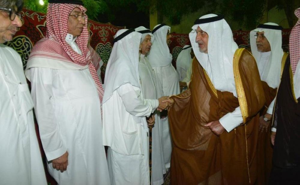 أمير مكة يعزي أسرة الكاتب عبدالله خياط