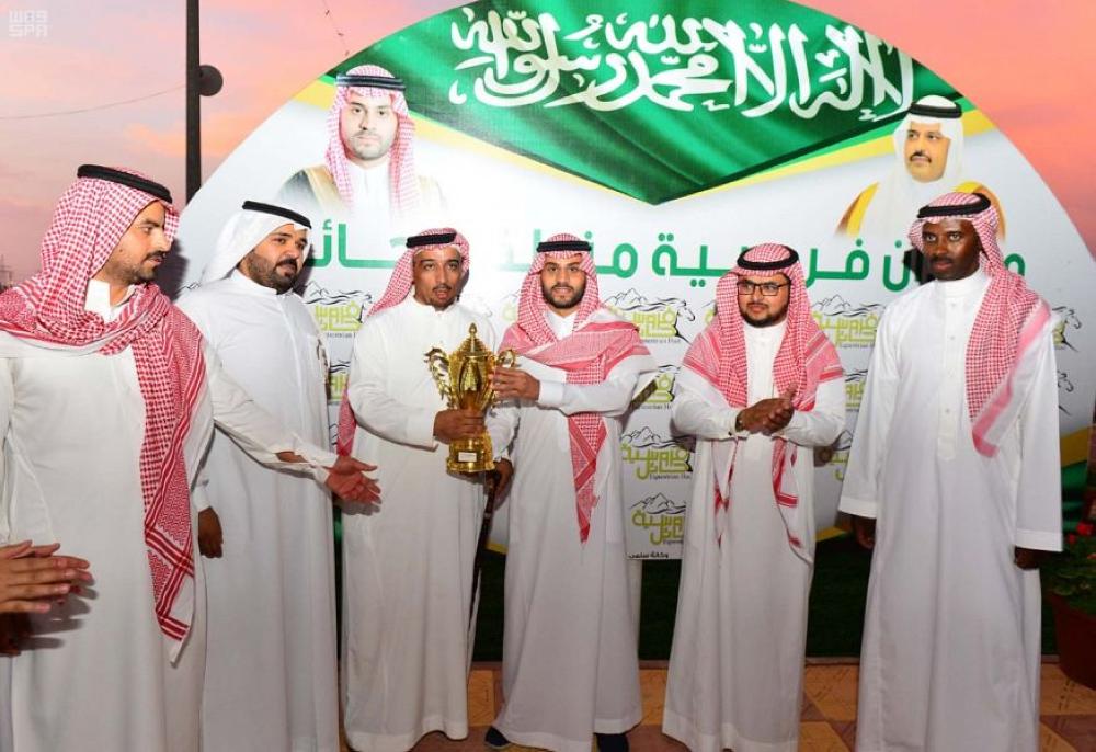 بالصور.. نائب أمير حائل في نادي الفروسية