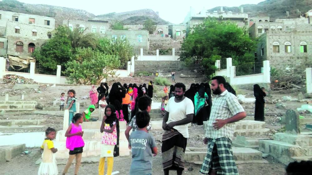 نازحو الحديدة يسكنون المقابر.. والسبب الحوثي