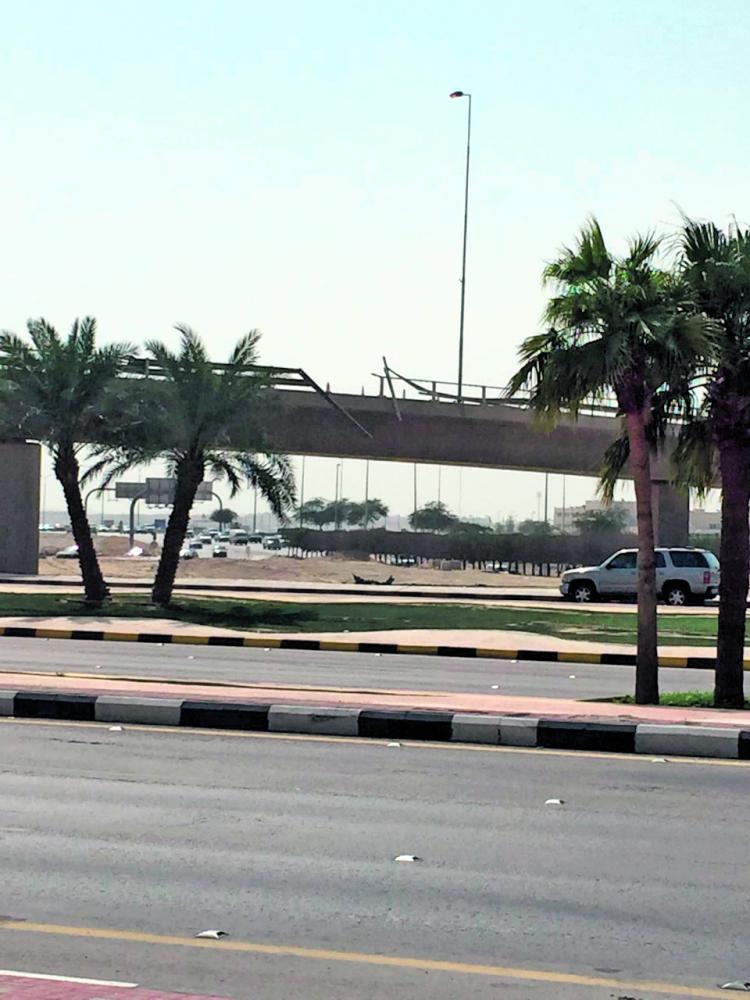 نجاة سائق من سقوط مركبته فوق «جسر الراشد»