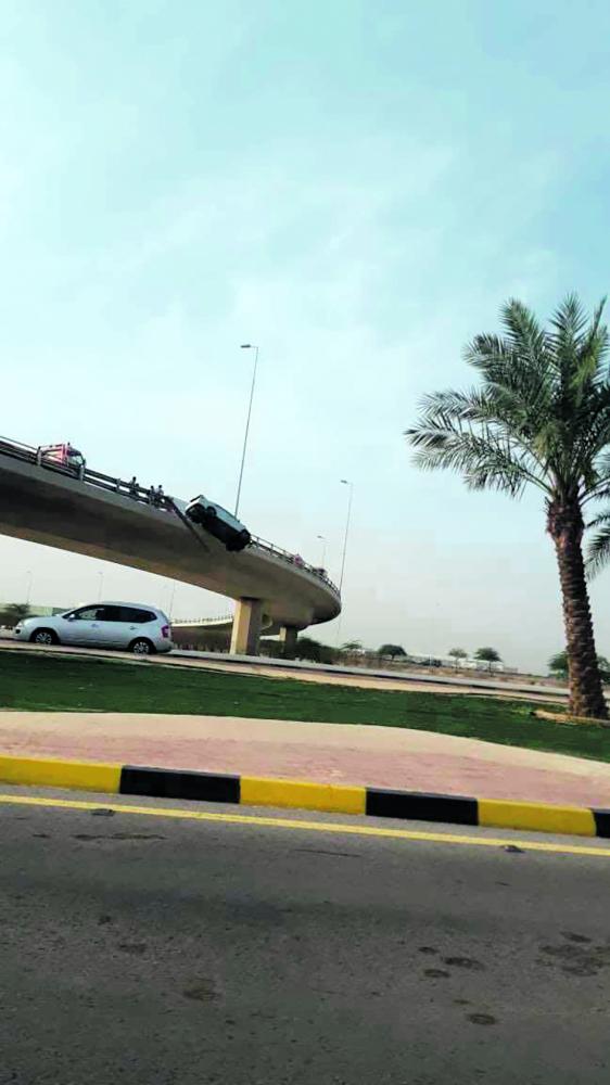 نجاة سائق من سقوط مركبته فوق «جسر الراشد»