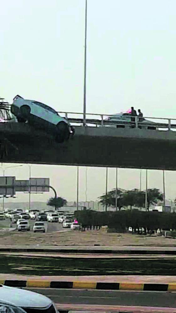 نجاة سائق من سقوط مركبته فوق «جسر الراشد»