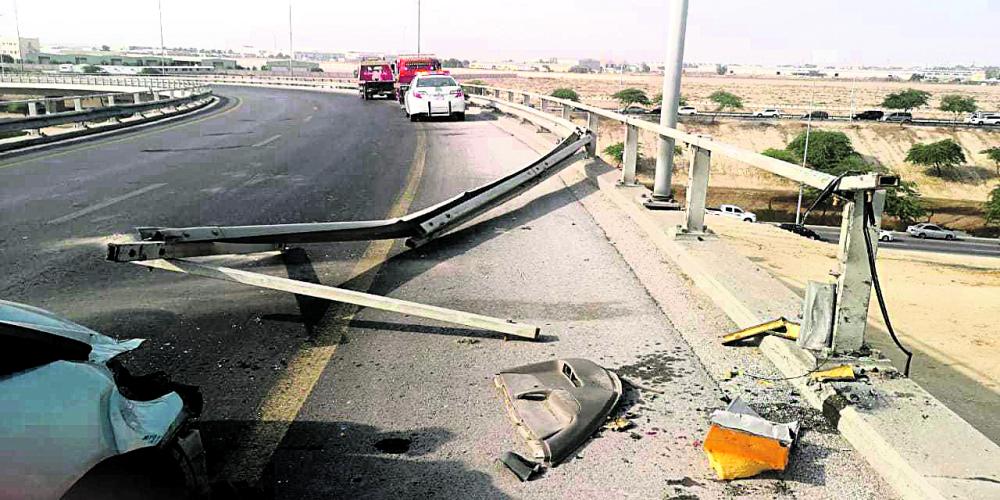 نجاة سائق من سقوط مركبته فوق «جسر الراشد»