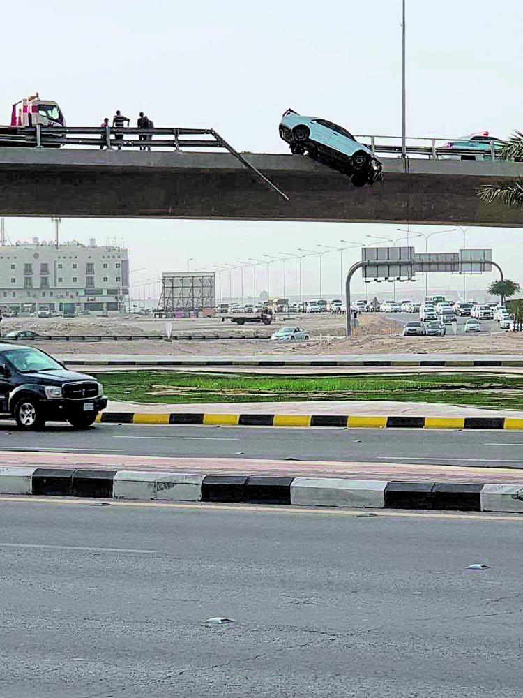 نجاة سائق من سقوط مركبته فوق «جسر الراشد»