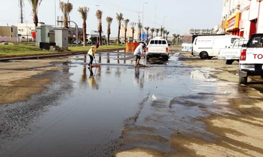 بلدية أملج تزيل آثار الأمطار