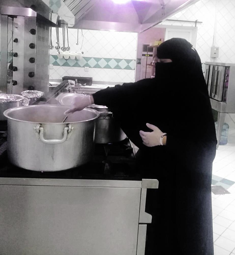 الدوسري تحقق حلمها وتبدع في إعداد «الكريب»