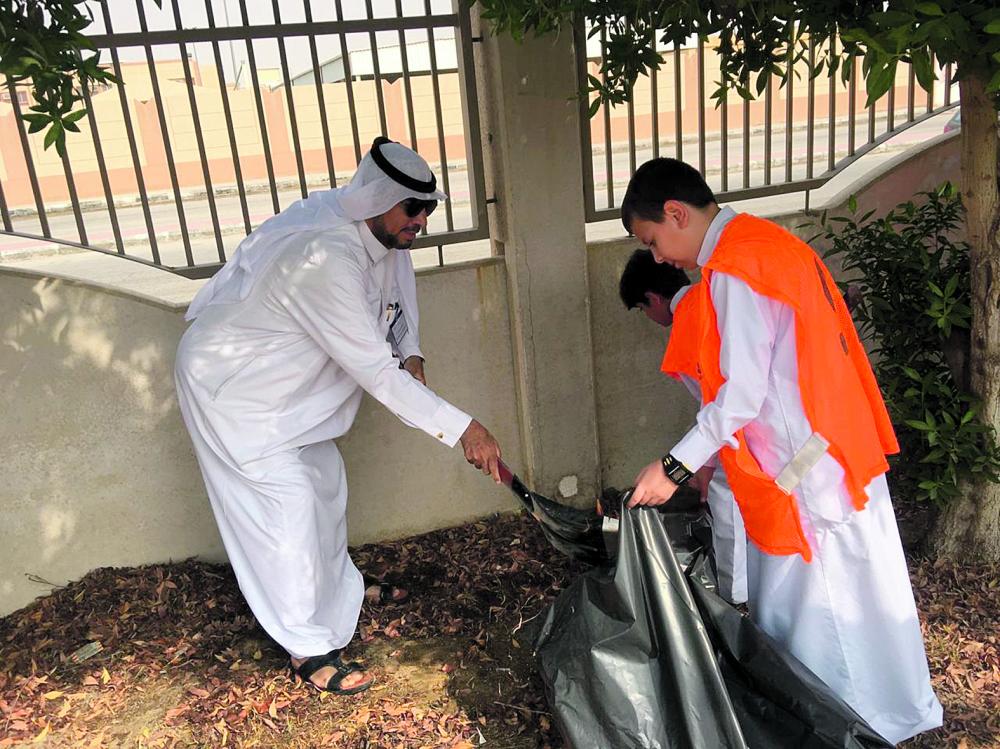«ابتدائية» تشارك في تنظيف الحدائق