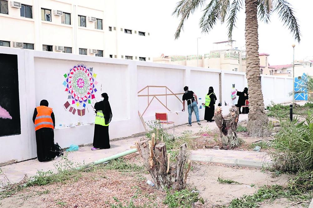 80 متطوعا يعيدون صيانة مكتبة القطيف